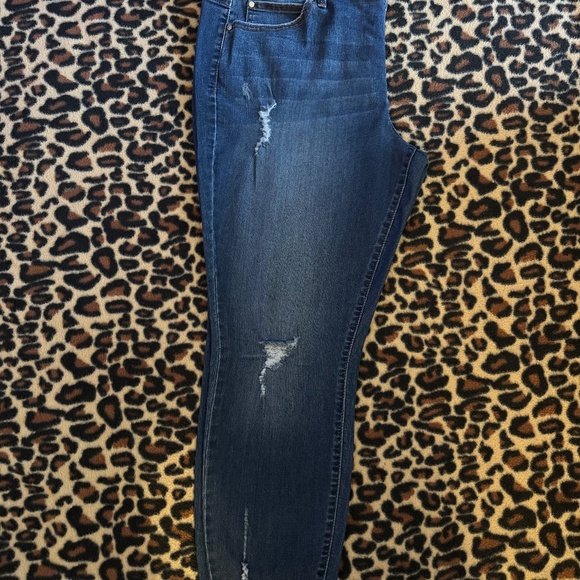 Jennifer Lopez Skinny Ankle Jeans - Picture 5 of 8